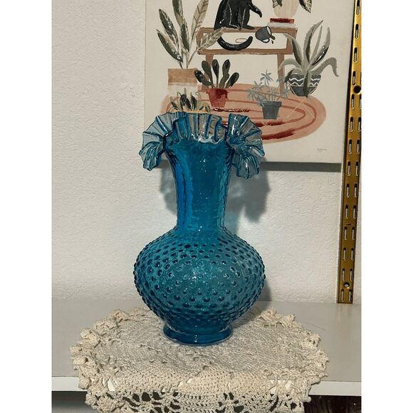 Vintage Fenton Colonial Blue Hobnail Glass Vase – Large 11” – 1970s - Picture 4 of 4